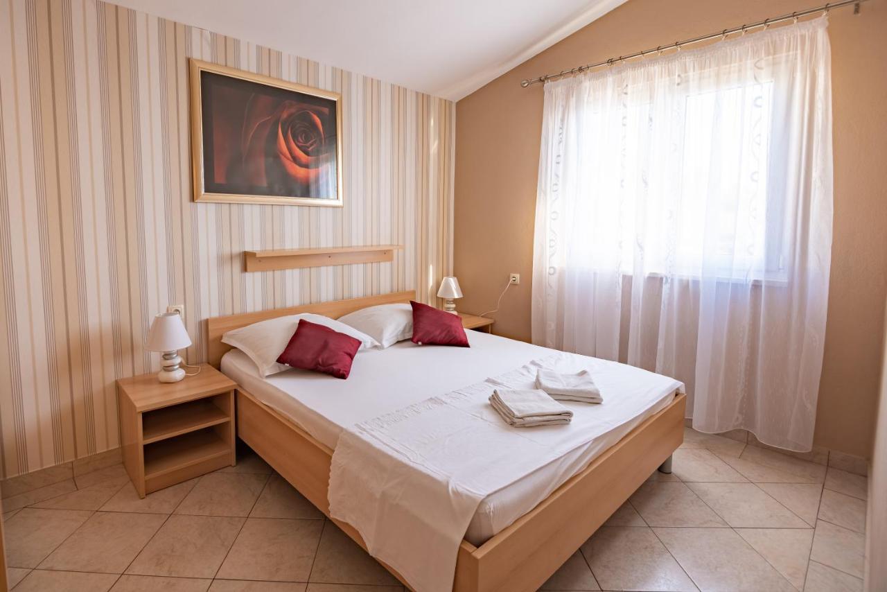 Apartments Matic Рогозница Екстериор снимка